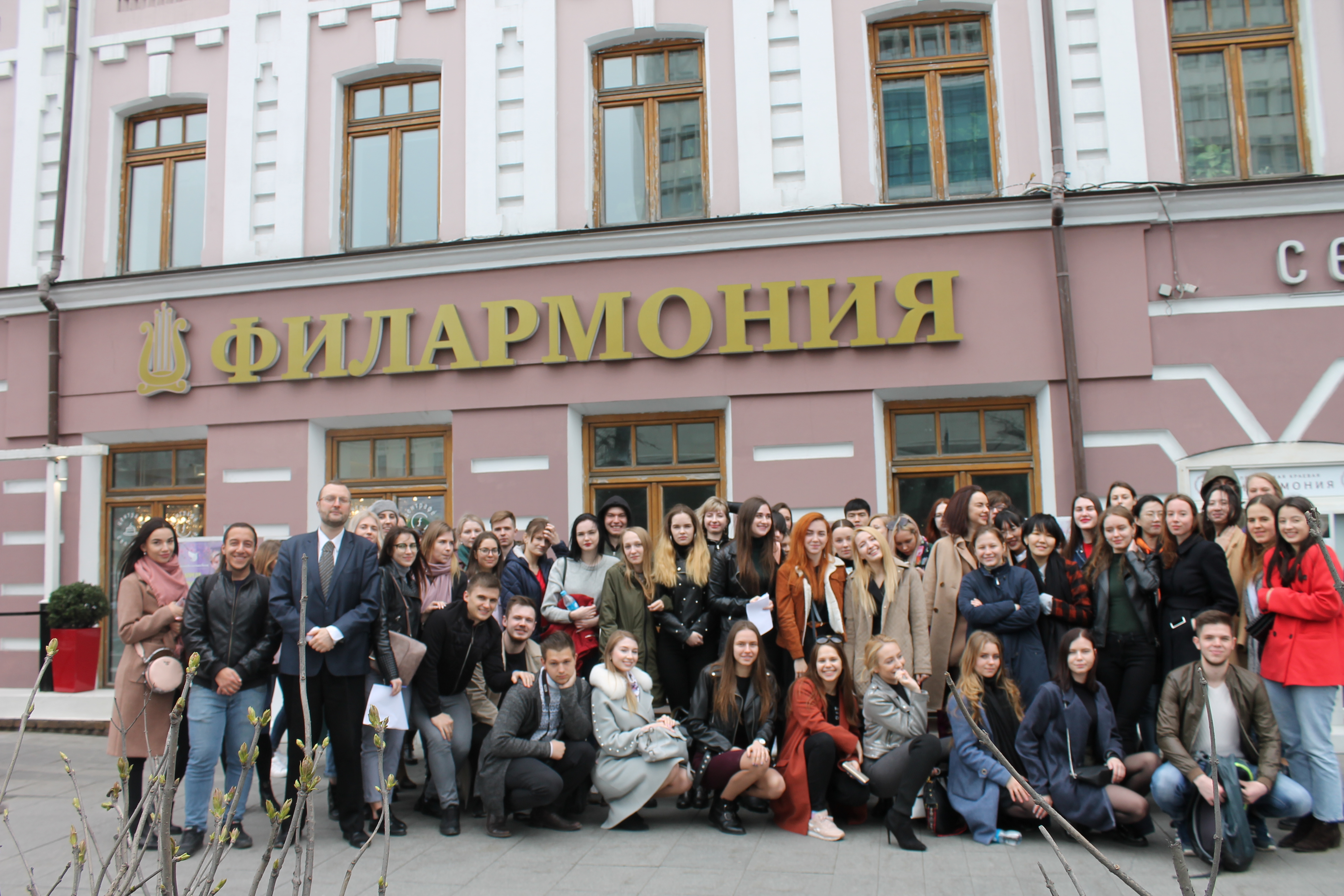 Студенты-бакалавры медийных специальностей Школы искусств и гуманитарных наук ДВФУ посетили Приморскую краевую филармонию