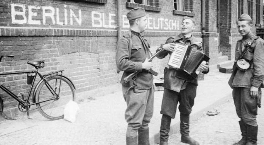 10 мая Праздничная концертная программа  «Песни Победы»  к 75-летию Победы в Великой Отечественной войне